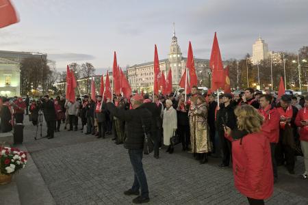 Под красными знамёнами Великого Октября: праздничное шествие в Воронеже