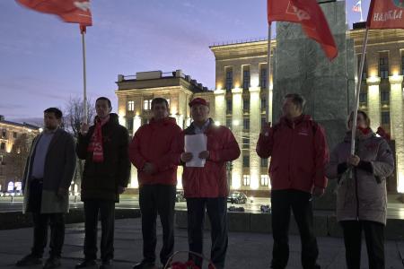 Под красными знамёнами Великого Октября: праздничное шествие в Воронеже