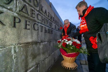 Свердловские коммунисты ярко отметили годовщину Октябрьской Революции у памятника Ленину