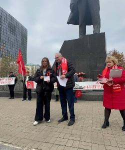 Коммунисты Донецка отметили годовщину Октябрьской революции автопробегом и возложением цветов к революционным памятникам и мемориалам