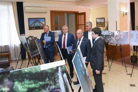 Дагестанские депутаты-коммунисты посетили фотовыставку «Хроники террора украинского неонацистского режима»