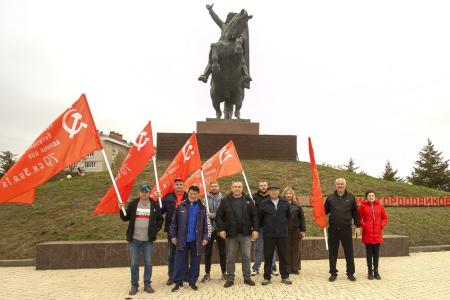 В Калмыкии широко отметили 108-ю годовщину Великой Октябрьской социалистической революции