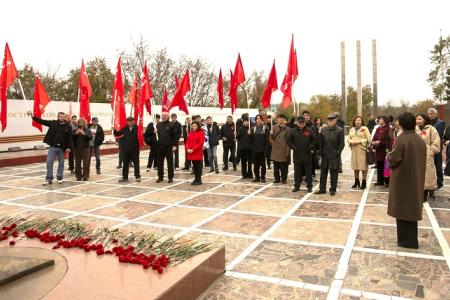 В Калмыкии широко отметили 108-ю годовщину Великой Октябрьской социалистической революции