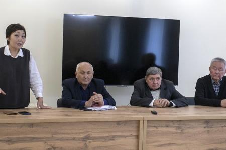 Депутат фракции КПРФ в Народном Хурале Калмыкии Петр Эрендженов провел встречу с избирателями в селе Приютное