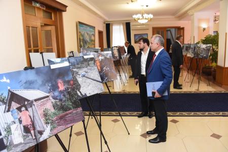 Дагестанские депутаты-коммунисты посетили фотовыставку «Хроники террора украинского неонацистского режима»