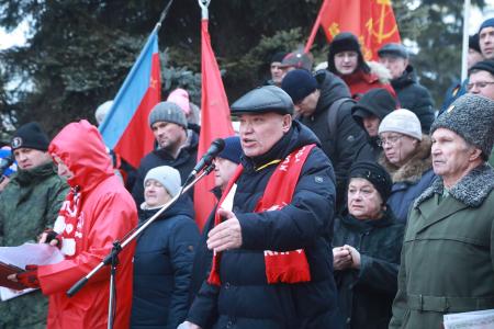 В Омске впервые с 2019 г. День Великой Октябрьской социалистической революции отметили митингом