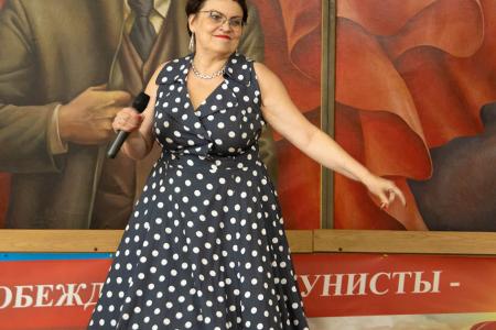 В Омском обкоме КПРФ состоялся праздничный концерт
