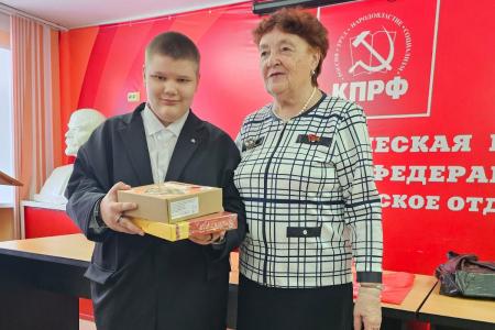 Лидер коммунистов Тюменской области Тамара Казанцева вручила награды победителям Всероссийского конкурса «Они сражались за Родину»
