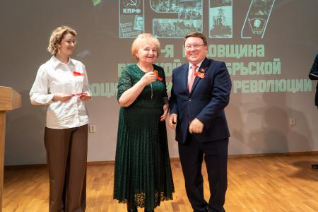«Наша Родина – Революция!». Курские коммунисты в государственной филармонии провели праздничное мероприятие