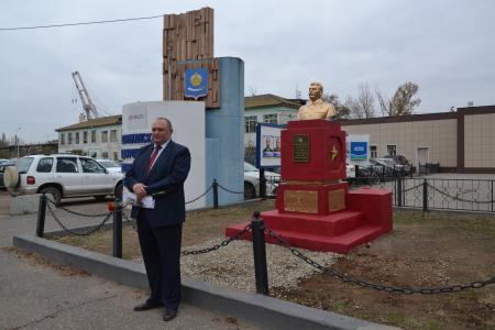 В Астрахани в день 108-й годовщины Октябрьской революции открыли памятник И.В. Сталину