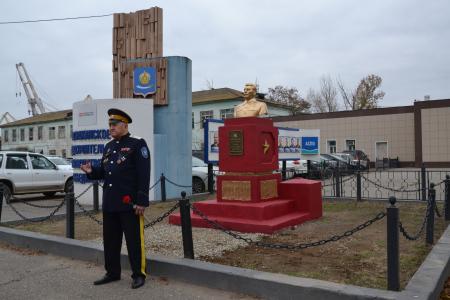 В Астрахани в день 108-й годовщины Октябрьской революции открыли памятник И.В. Сталину