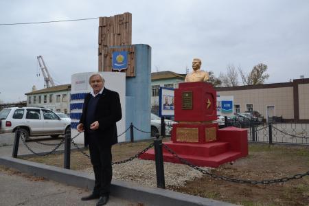 В Астрахани в день 108-й годовщины Октябрьской революции открыли памятник И.В. Сталину