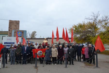 В Астрахани в день 108-й годовщины Октябрьской революции открыли памятник И.В. Сталину