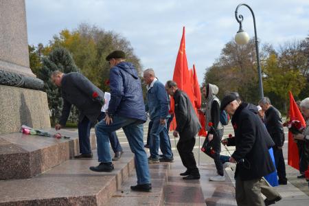 В Астрахани в день 108-й годовщины Октябрьской революции открыли памятник И.В. Сталину