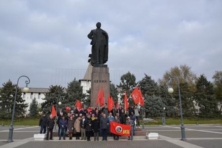 В Астрахани в день 108-й годовщины Октябрьской революции открыли памятник И.В. Сталину
