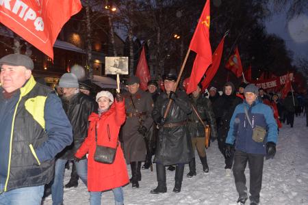 В Новосибирске шествием и митингом отметили 108-ю годовщину Великого Октября
