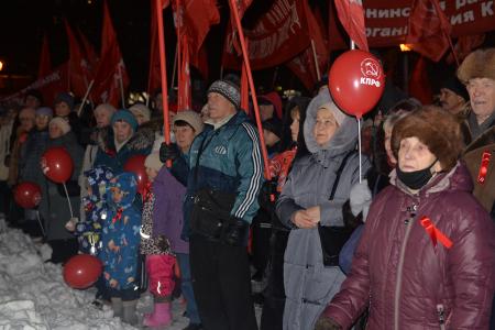 В Новосибирске шествием и митингом отметили 108-ю годовщину Великого Октября