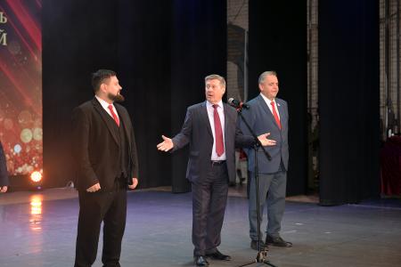 В Новосибирске в 11-й раз прошел фестиваль комсомольской песни «Беспокойные сердца»
