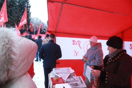 В Омске впервые с 2019 г. День Великой Октябрьской социалистической революции отметили митингом