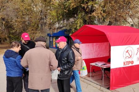 Сталинградская праздничная Красная палатка на улицах города-героя
