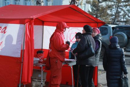 Омские коммунисты продолжают серию пикетов в поддержку Народного референдума и приглашают всех на празднование годовщины Великой Октябрьской социалистической революции