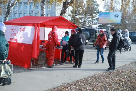 Омские коммунисты продолжают серию пикетов в поддержку Народного референдума и приглашают всех на празднование годовщины Великой Октябрьской социалистической революции