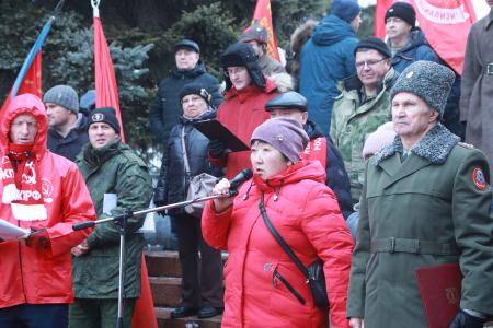В Омске впервые с 2019 г. День Великой Октябрьской социалистической революции отметили митингом