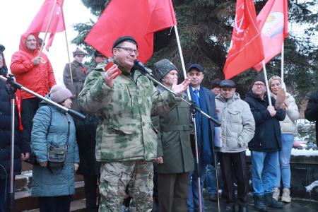 В Омске впервые с 2019 г. День Великой Октябрьской социалистической революции отметили митингом