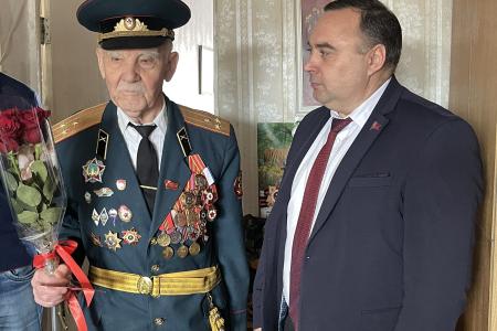 Крымские коммунисты поздравили с 95-летием ветерана