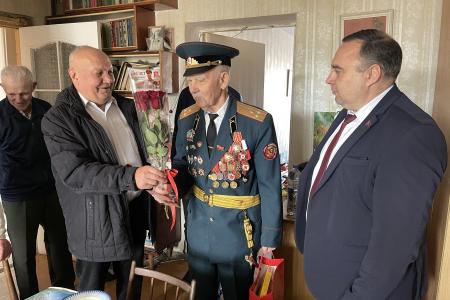 Крымские коммунисты поздравили с 95-летием ветерана