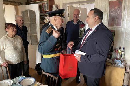 Крымские коммунисты поздравили с 95-летием ветерана