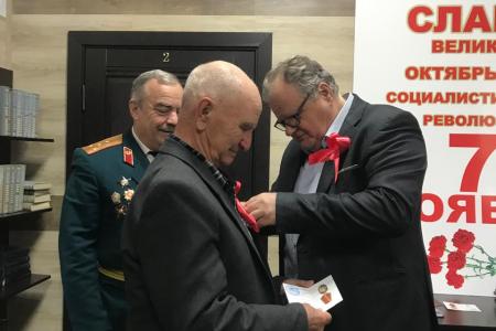 7 ноября в Карачаево-Черкесии: боевой пикет КПРФ, отправка гуманитарного груза на СВО, собрания, возложения венков и цветов, поздравления ветеранов на дому и другое