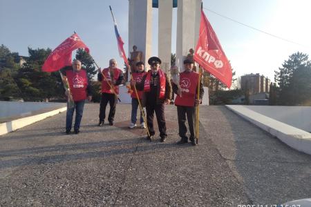 7 ноября в Карачаево-Черкесии: боевой пикет КПРФ, отправка гуманитарного груза на СВО, собрания, возложения венков и цветов, поздравления ветеранов на дому и другое