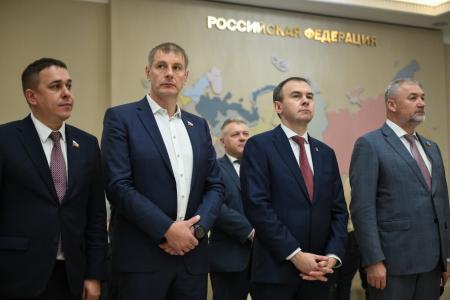 Юрий Афонин и Айрат Гибатдинов открыли в Совете Федерации выставку, посвящённую подвигу бойцов бригады «Ветераны»