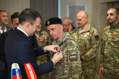 Юрий Афонин и Айрат Гибатдинов открыли в Совете Федерации выставку, посвящённую подвигу бойцов бригады «Ветераны»