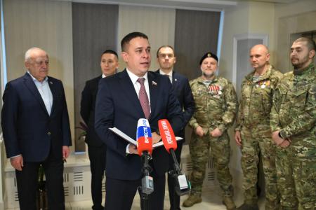Юрий Афонин и Айрат Гибатдинов открыли в Совете Федерации выставку, посвящённую подвигу бойцов бригады «Ветераны»