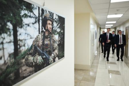 Юрий Афонин и Айрат Гибатдинов открыли в Совете Федерации выставку, посвящённую подвигу бойцов бригады «Ветераны»