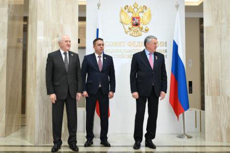 Юрий Афонин и Айрат Гибатдинов открыли в Совете Федерации выставку, посвящённую подвигу бойцов бригады «Ветераны»