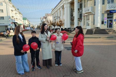 В Черкесске коммунисты, комсомольцы, пионеры и активисты ВЖС "Надежда России" Карачаево-Черкесии организовали акцию "Ко Дню Матери"