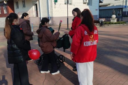 В Черкесске коммунисты, комсомольцы, пионеры и активисты ВЖС "Надежда России" Карачаево-Черкесии организовали акцию "Ко Дню Матери"