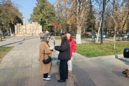 В Черкесске коммунисты, комсомольцы, пионеры и активисты ВЖС "Надежда России" Карачаево-Черкесии организовали акцию "Ко Дню Матери"