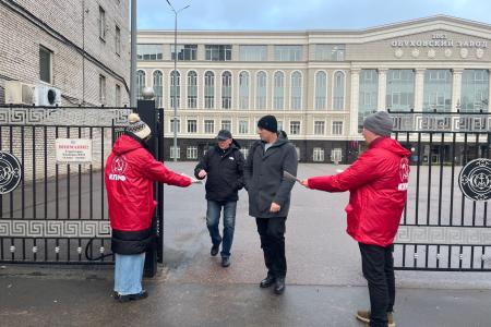 Ленинград: «Рабочую» - рабочим! Агитрейд  у проходных Обуховского завода