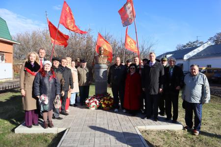 Бюст Сталина установлен в Тросне Орловской области