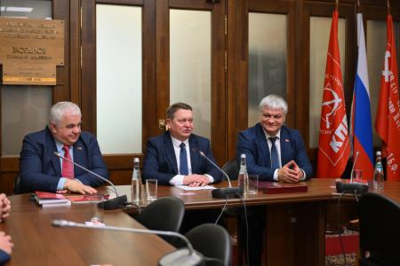 В Государственной Думе Владислав Егоров и Юрий Круглик подписали соглашение о взаимном сотрудничестве между коммунистами Минска и Нижегородского отделения КПРФ