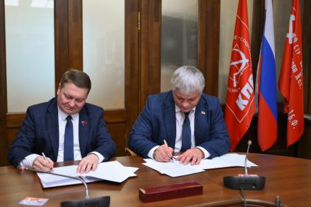 В Государственной Думе Владислав Егоров и Юрий Круглик подписали соглашение о взаимном сотрудничестве между коммунистами Минска и Нижегородского отделения КПРФ