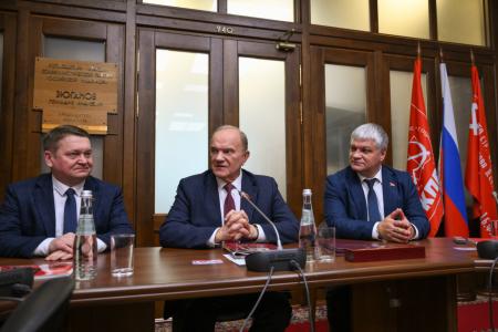 В Государственной Думе Владислав Егоров и Юрий Круглик подписали соглашение о взаимном сотрудничестве между коммунистами Минска и Нижегородского отделения КПРФ