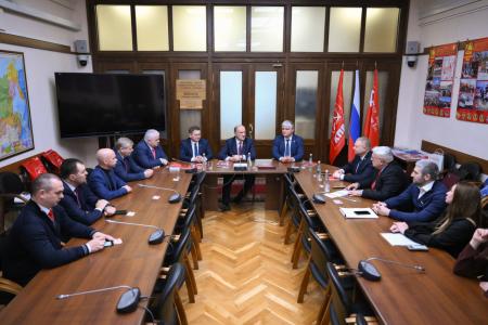 В Государственной Думе Владислав Егоров и Юрий Круглик подписали соглашение о взаимном сотрудничестве между коммунистами Минска и Нижегородского отделения КПРФ
