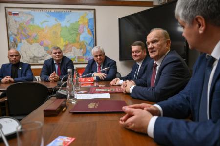 В Государственной Думе Владислав Егоров и Юрий Круглик подписали соглашение о взаимном сотрудничестве между коммунистами Минска и Нижегородского отделения КПРФ
