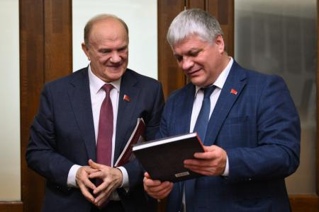 В Государственной Думе Владислав Егоров и Юрий Круглик подписали соглашение о взаимном сотрудничестве между коммунистами Минска и Нижегородского отделения КПРФ