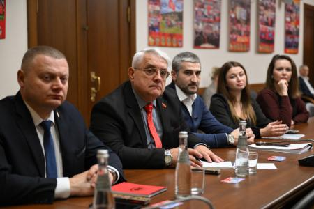 В Государственной Думе Владислав Егоров и Юрий Круглик подписали соглашение о взаимном сотрудничестве между коммунистами Минска и Нижегородского отделения КПРФ